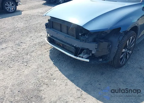 2021 Volvo V60 Cross Country T5 z USA, uszkodzony, nr VIN YV4102WK5M1068820